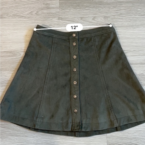 Abercrombie & Fitch Army Green Faux Suede High Waisted Button Down Mini Skirt -2 - Picture 6 of 7